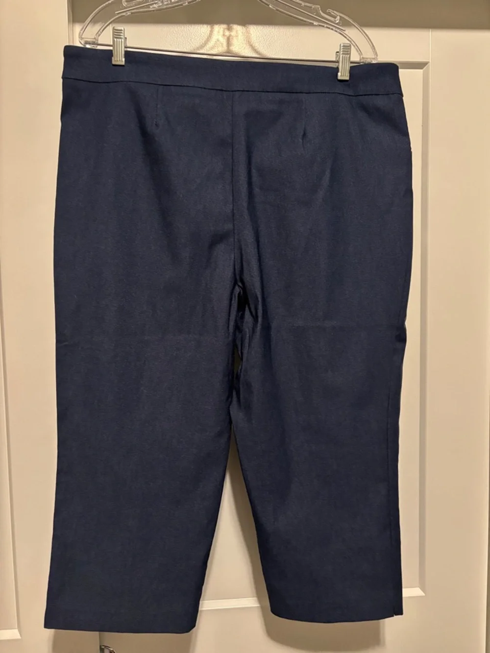 Time and Tru Navy pull on Cropped Capris - Picture 4 of 5